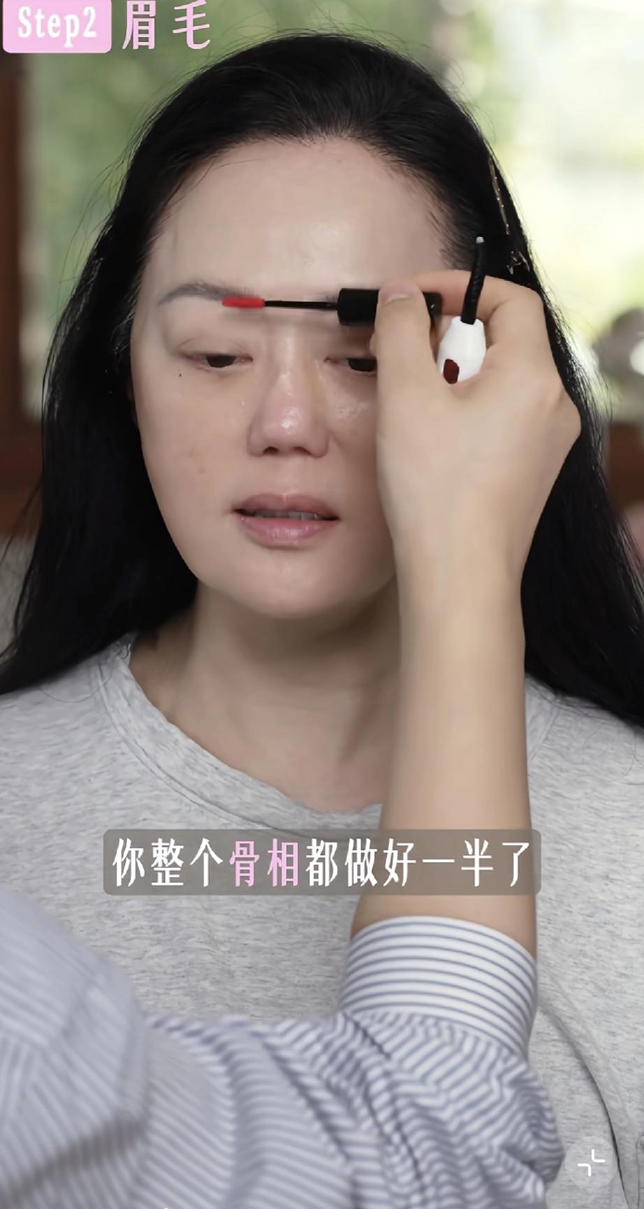 章小蕙素颜皮肤状态不好，红鼻头，脸上有痘痘，无修图手背青筋冒出，好显老!近日