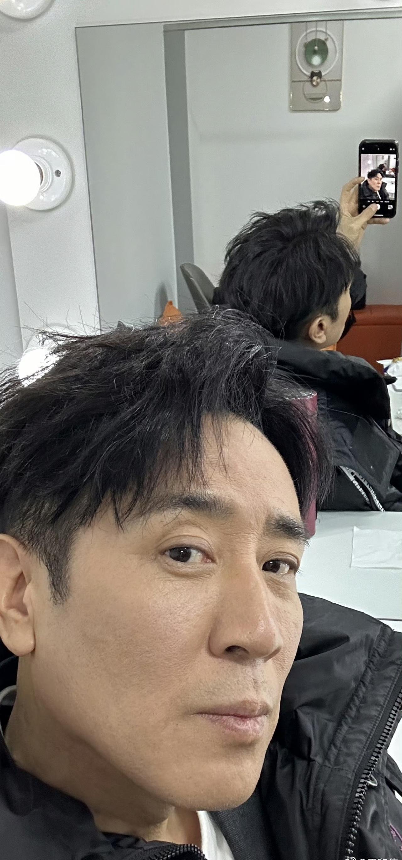 54岁于和伟，小年夜里把韭菜饺子塞进嘴里那一刻，屏幕前的自律人设“啪”一声裂开。