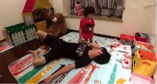 实拍: 爸妈在宝宝面前装死测试, 事实证明, 爸爸总是被打醒, 而妈妈却不同