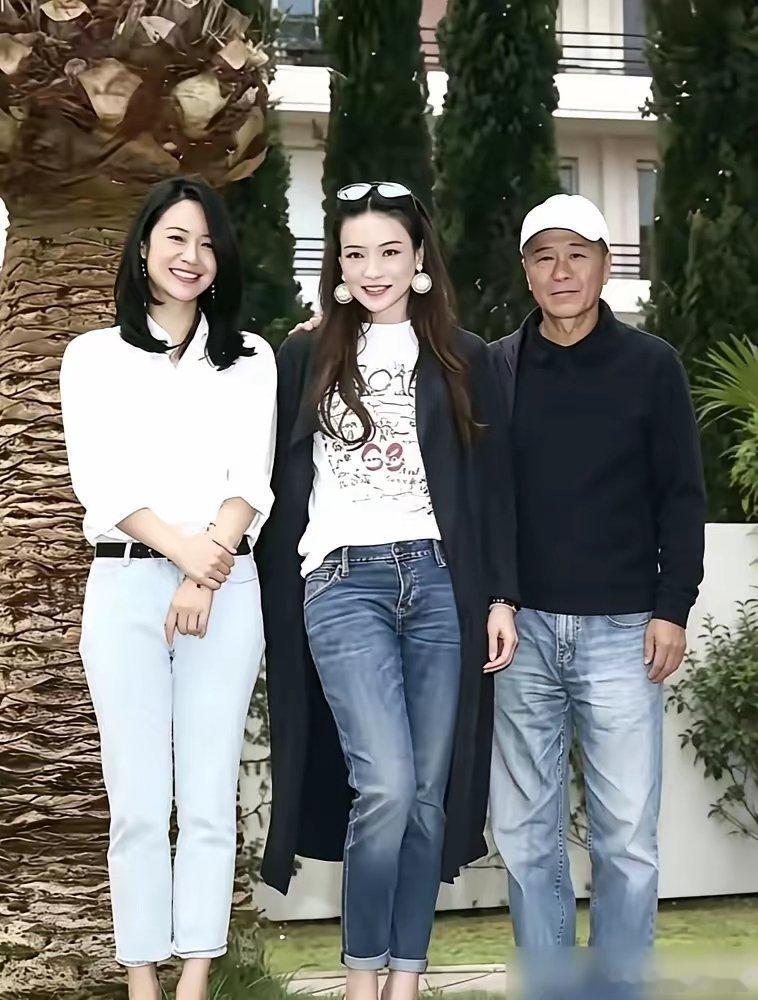47岁周韵和50岁舒淇同框，这张合照终于把一个残酷真相揭开了。周韵的美，无可挑剔