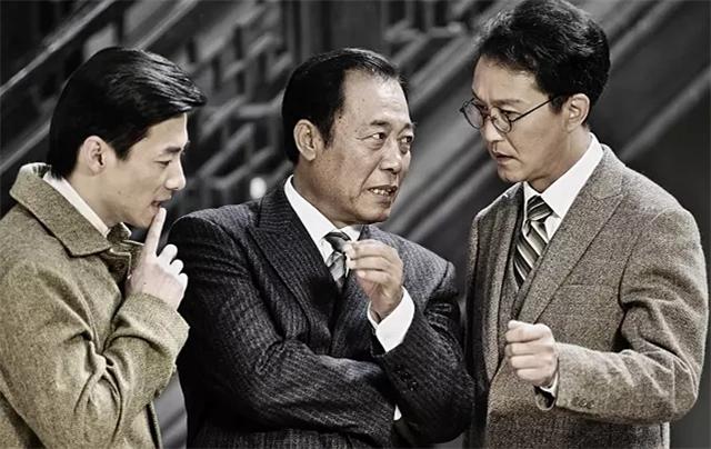 3星同框：我一眼就认出了西装革履、发型蓬松、斯文睿智的吴刚，左一那位发型一丝不苟