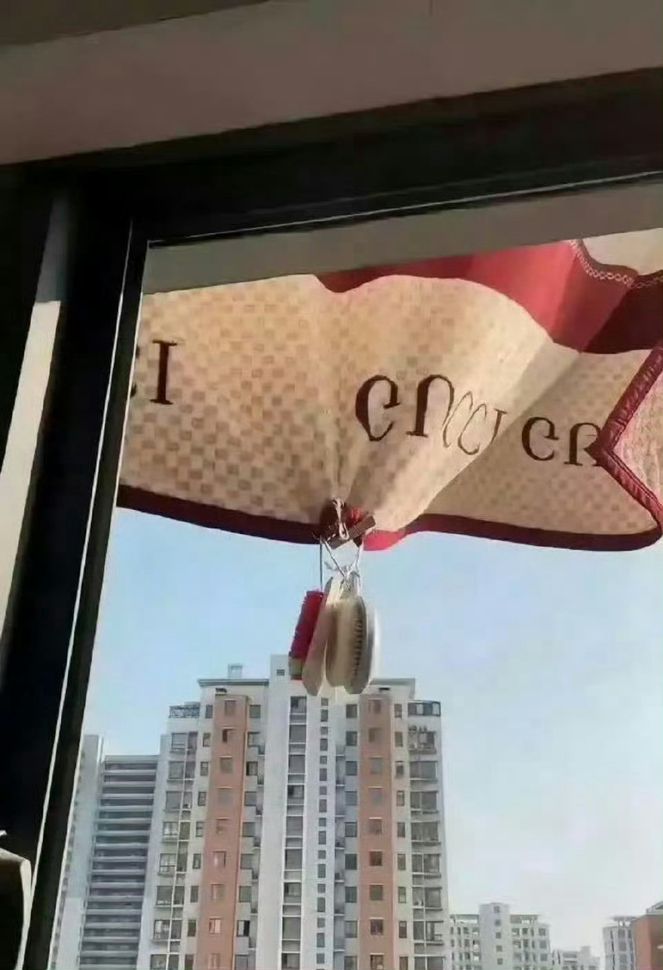 楼上邻居太吵，我就买了震楼器，结果他第二天挂出了这个​​​​