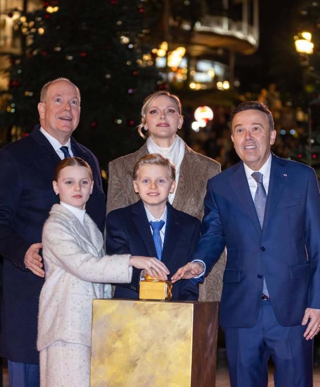 难怪摩纳哥亲王阿尔贝二世不愿意离婚，如果没有情妇和私生子那些事情，这一家四口颇为