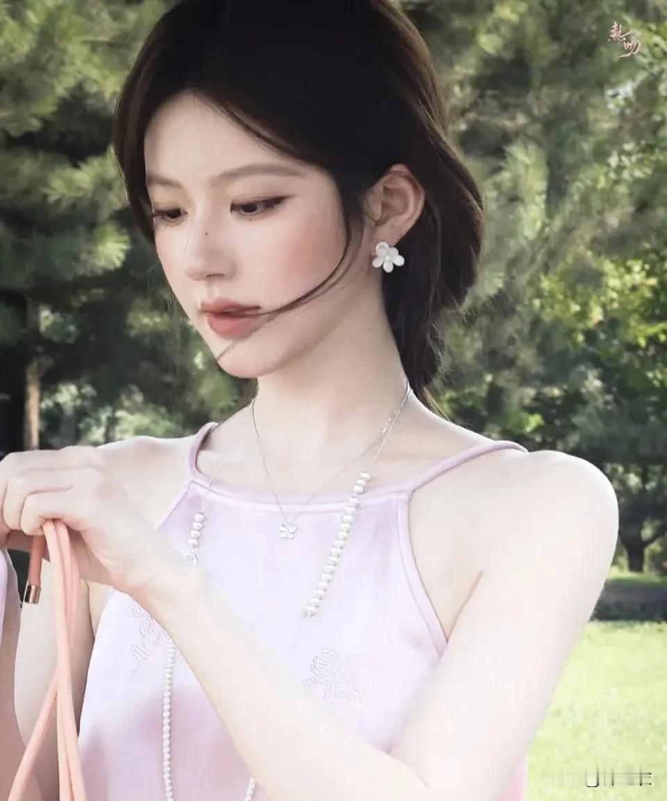 有网友说，赵露思好像很抵触网友说她没以前好看，没以前有灵气这件事。的确她没医