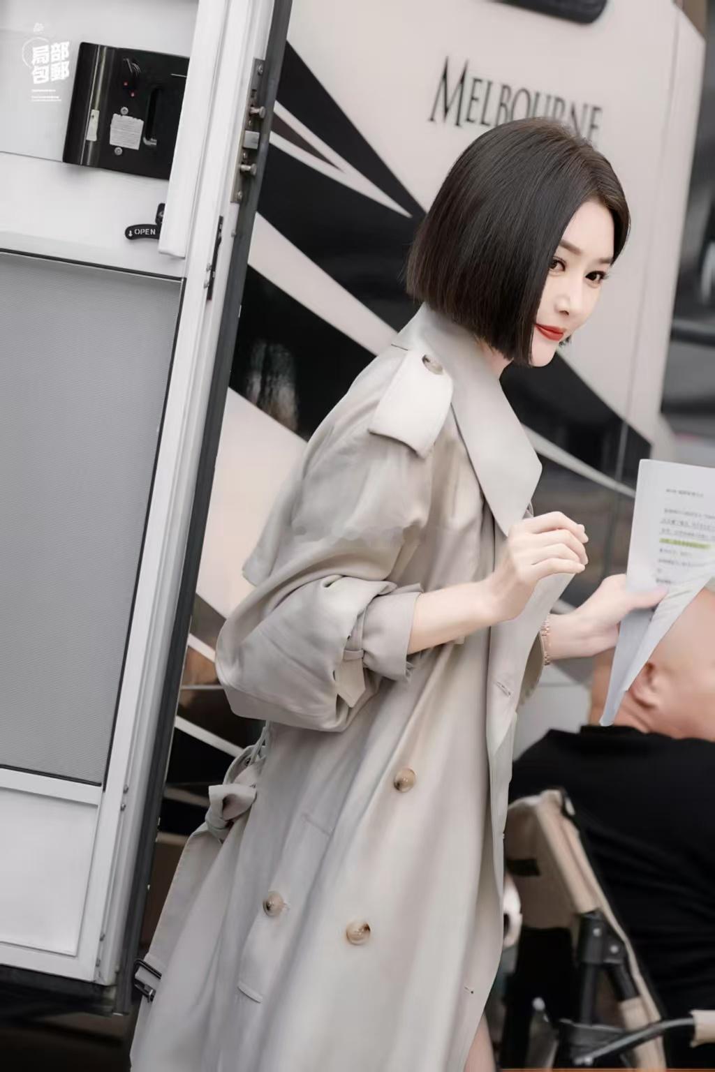 秦岚秦岚新剧造型可能是因为脸好看吧，我觉得秦岚这一身挺不错的秦岚西装