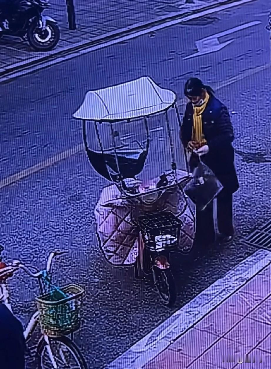 活不起了？近日四川成都，一女子买了羊肉放在电瓶车上，去超市买豆腐乳的期间，竟然被