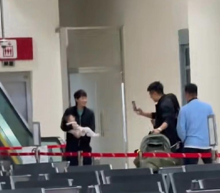 王曼昱机场怀抱小婴儿合照，动作温柔，满脸笑容！王曼昱在机场碰到认出自己的粉丝，