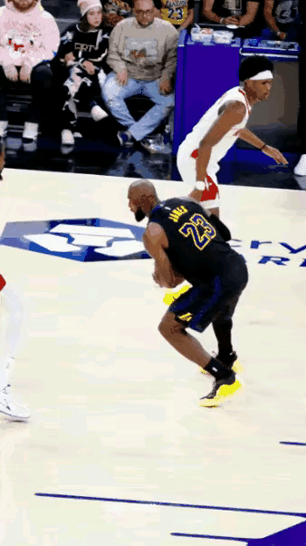 网友说他走步了，为啥不吹？懂篮球的说一说。