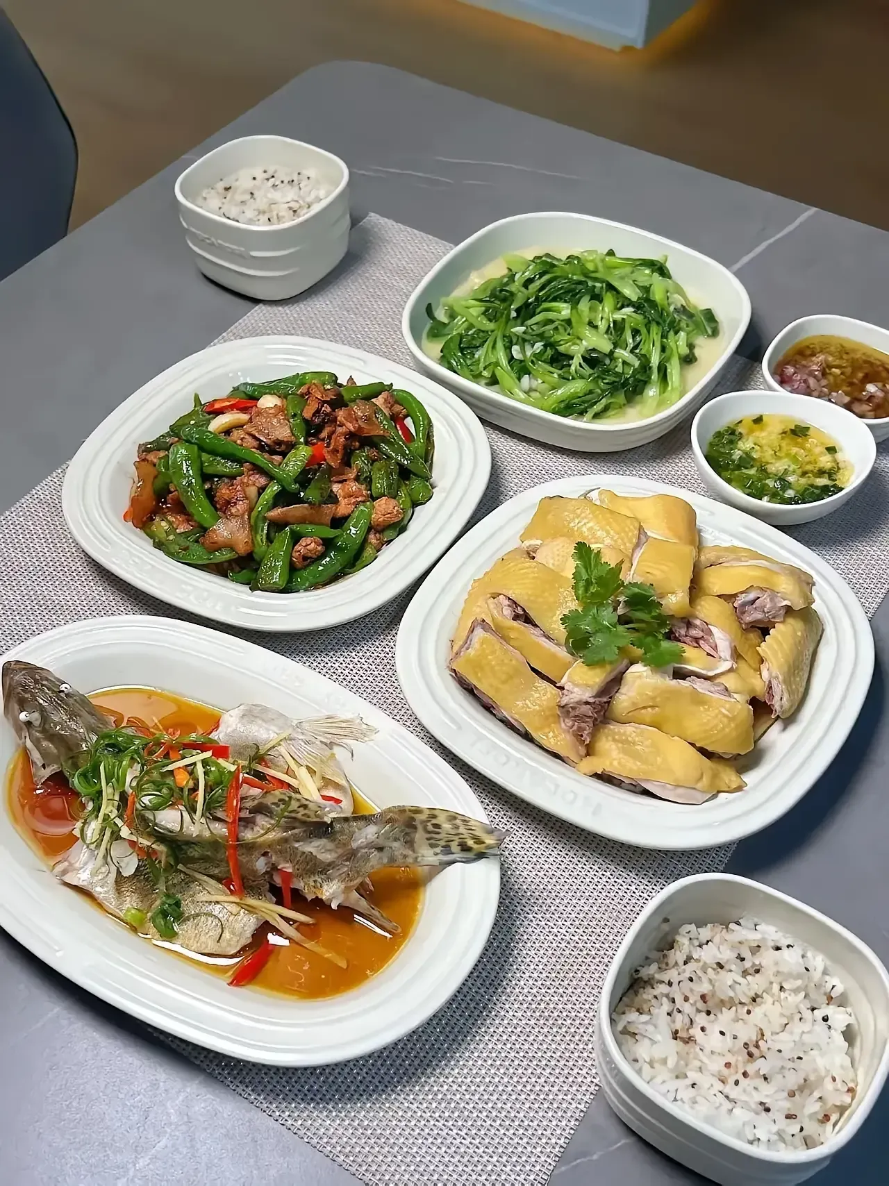 想问下广西的朋友们，这一桌美食在你们广西属于什么级别