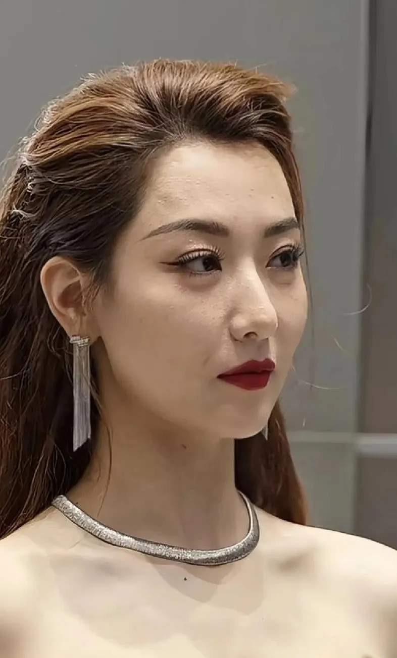 白冰40岁的美，根本不是什么“松弛感”，而是用战绳一下下抽出来的“肌肉记忆”。