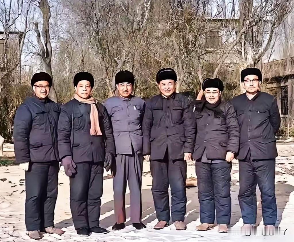这才是六位国之脊梁的真实模样，绝非演员饰演的角色！这张珍贵的老照片摄于1984年