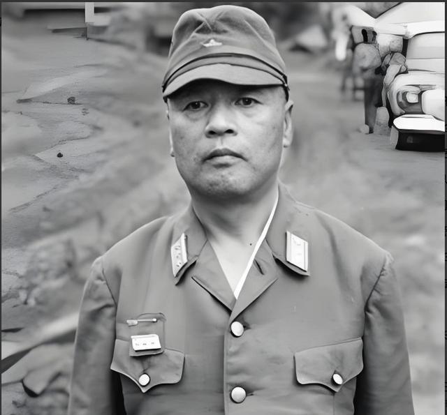 1945年8月15日，拉包尔岛日军地下堡垒内，今村均大将正听天皇投降广播。参谋长