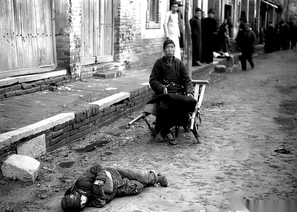 一个美国记者的镜头，对准了1942年的河南。就为这几张照片，宋美龄亲自拍板：把他