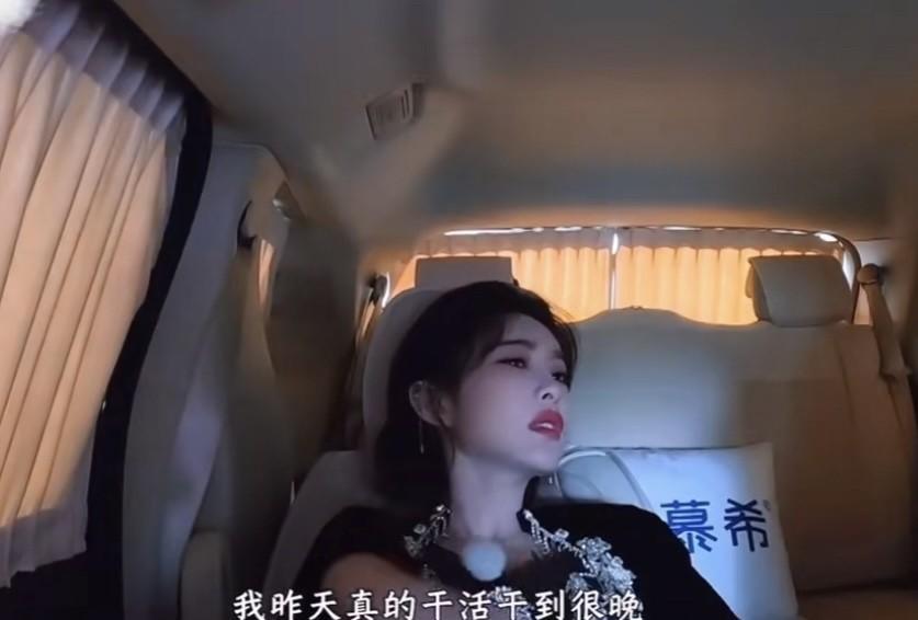 范丞丞有‘唠嗑病’？孟子义一上车就躺着，对范丞丞说：“我累啊，你看我都摘下来了