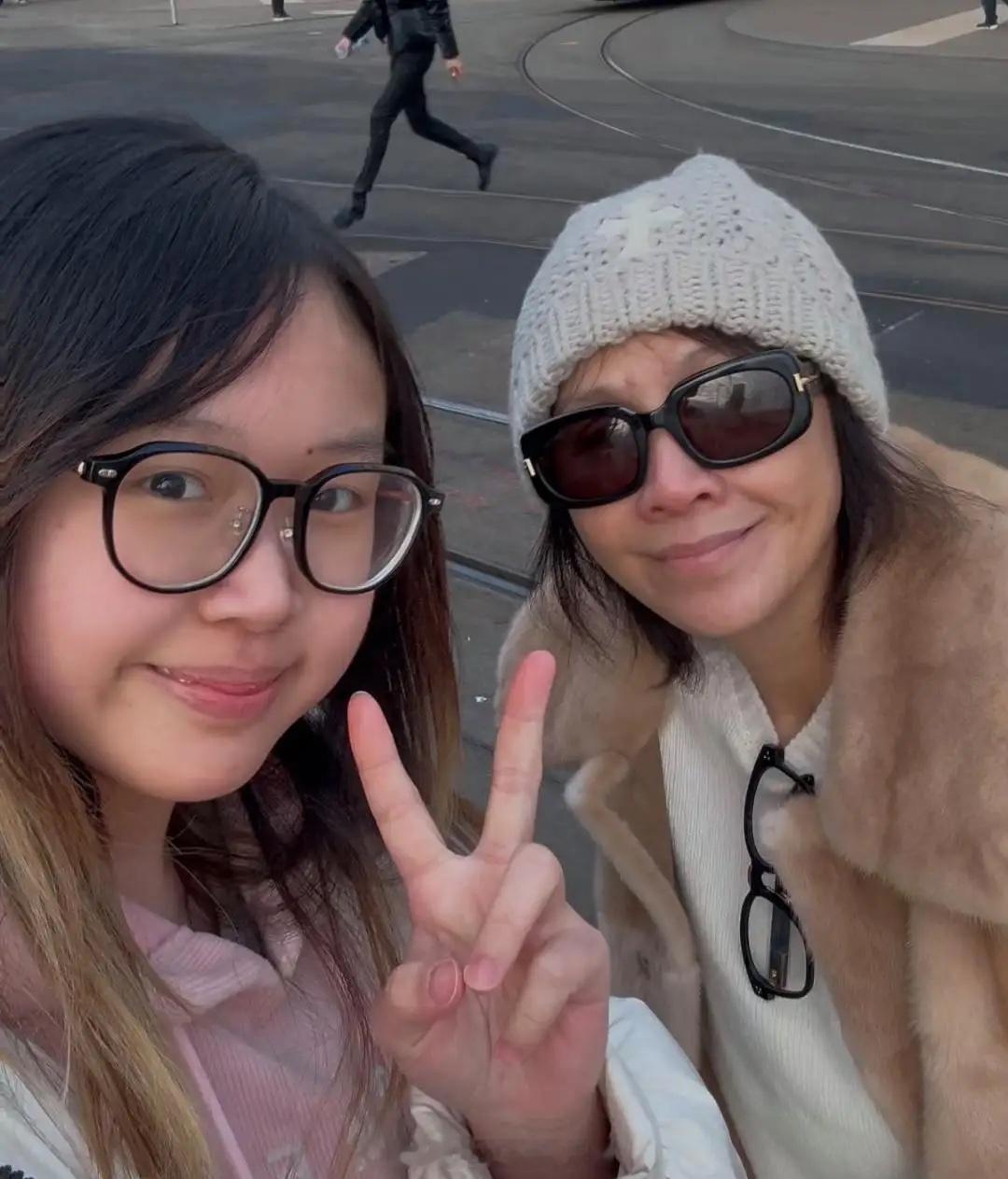 刘嘉玲在瑞士街头被偶遇，她穿着貂毛外套，打扮贵气十足。脸部素颜，皮肤太好了，真的