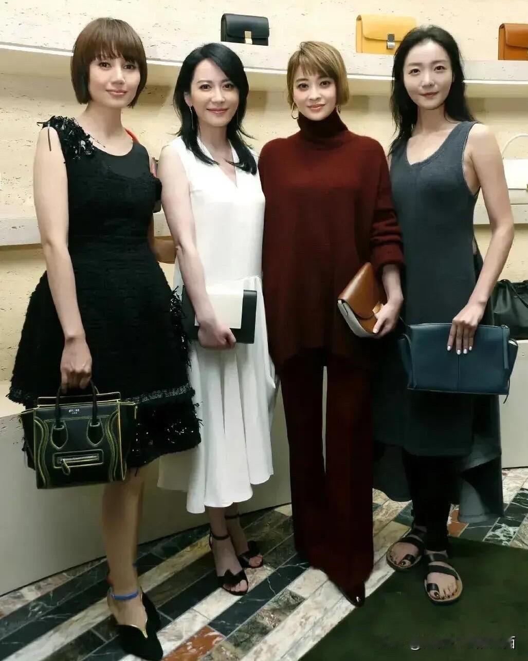 袁泉颜值不高，但是属于耐看型的女明星。梅婷身材匀称，五官还行，就是衣服没有穿对影