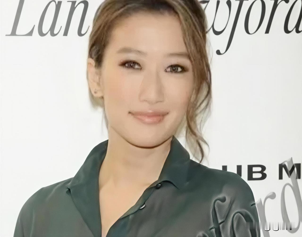 过去看见谢贤女儿谢婷婷，觉得她长的不像她母亲狄波拉，也不太像她父亲谢贤。如今看见