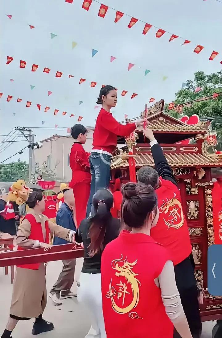 从当地人都没人站出来帮妈祖选定的小女孩说话，说明什么？说明很多人早就不信妈祖了，