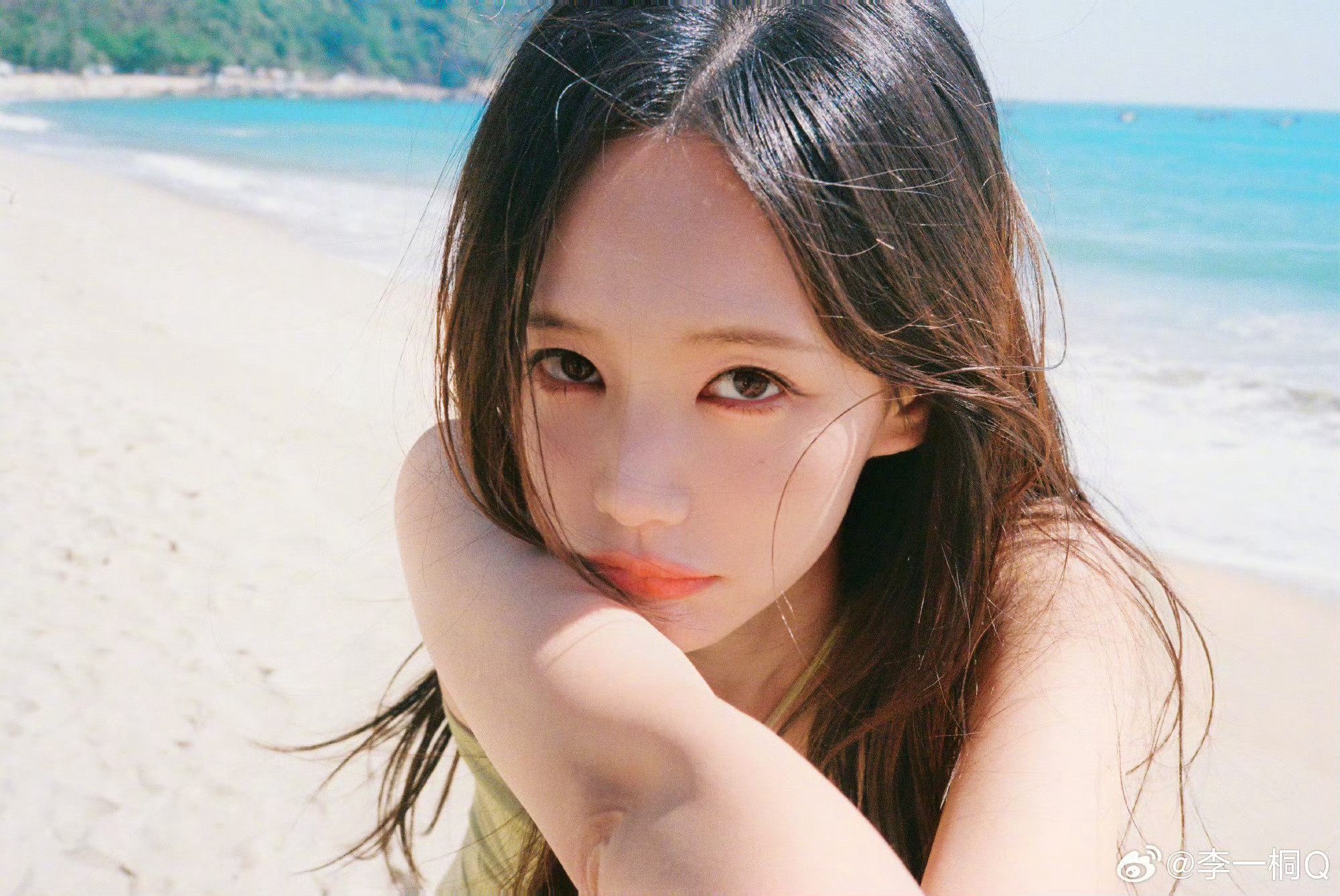 李一桐海边大片海边大片掉落🥥这个夏天和🍐一起过就够啦