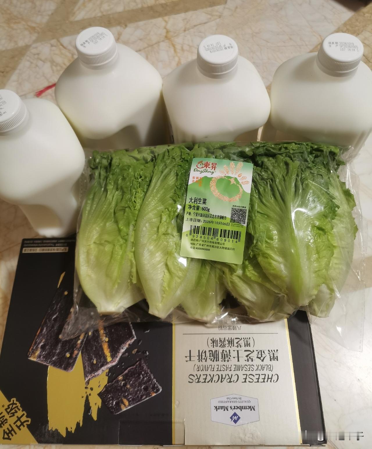 晚上发现牛奶和生菜没了，立马山姆网上下单，4瓶牛奶和一包大利生菜，没有达到99元