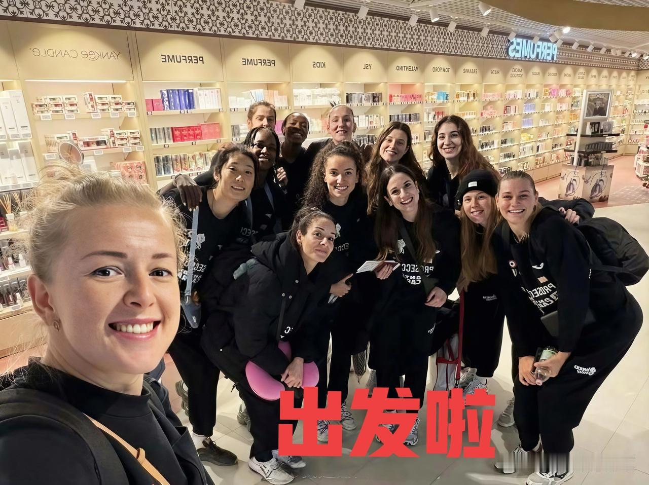 朱婷和队友又要出征了[呲牙笑]真好奇，14人怎么变13人了呢？全队穿搭一身黑，