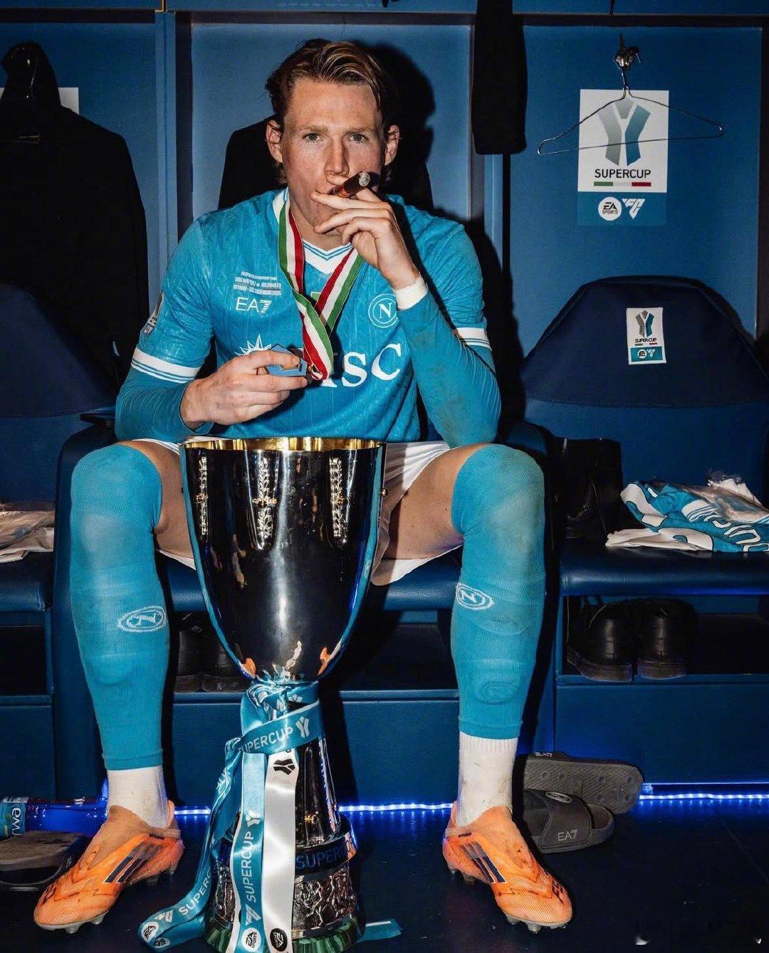 【庆祝时刻】那不勒斯意超杯夺冠，那不勒斯的麦克托米奈在更衣室抽雪茄庆祝，这是他加