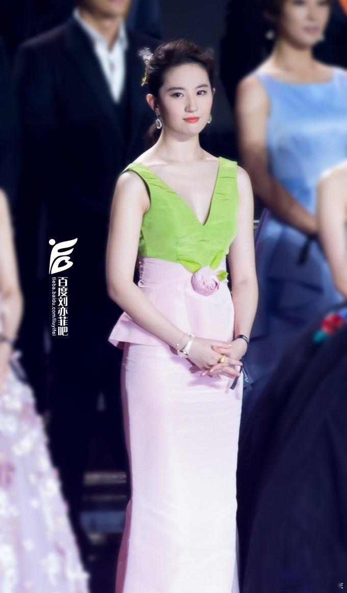 辛芷蕾新春营业这套配色让我想到刘亦菲当年的寿桃装。