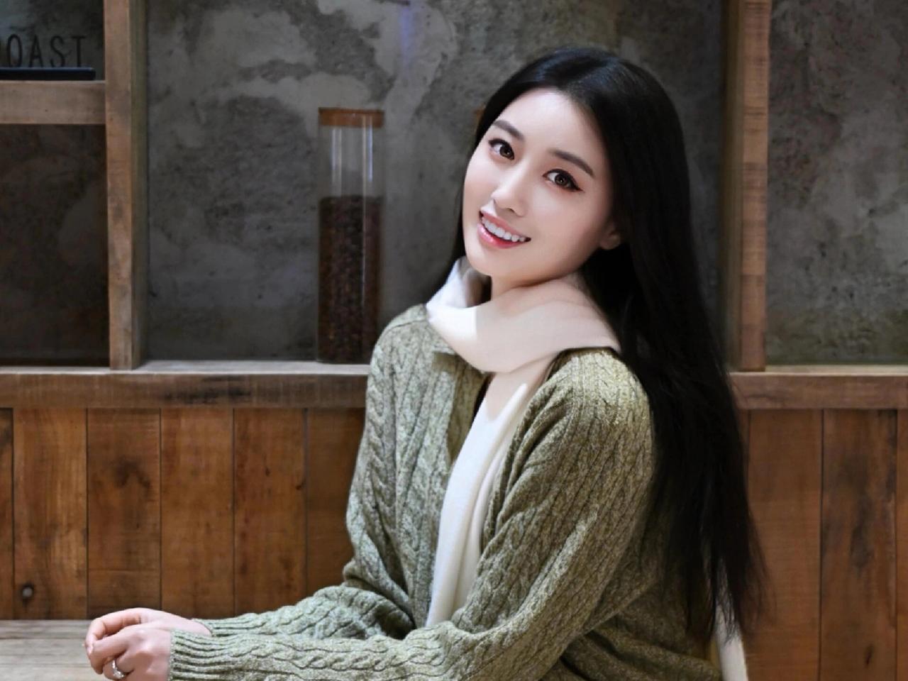 上联:绿衫白巾依木桌✅恭请友友接下联……现代诗词：《暖调小店的温柔瞬