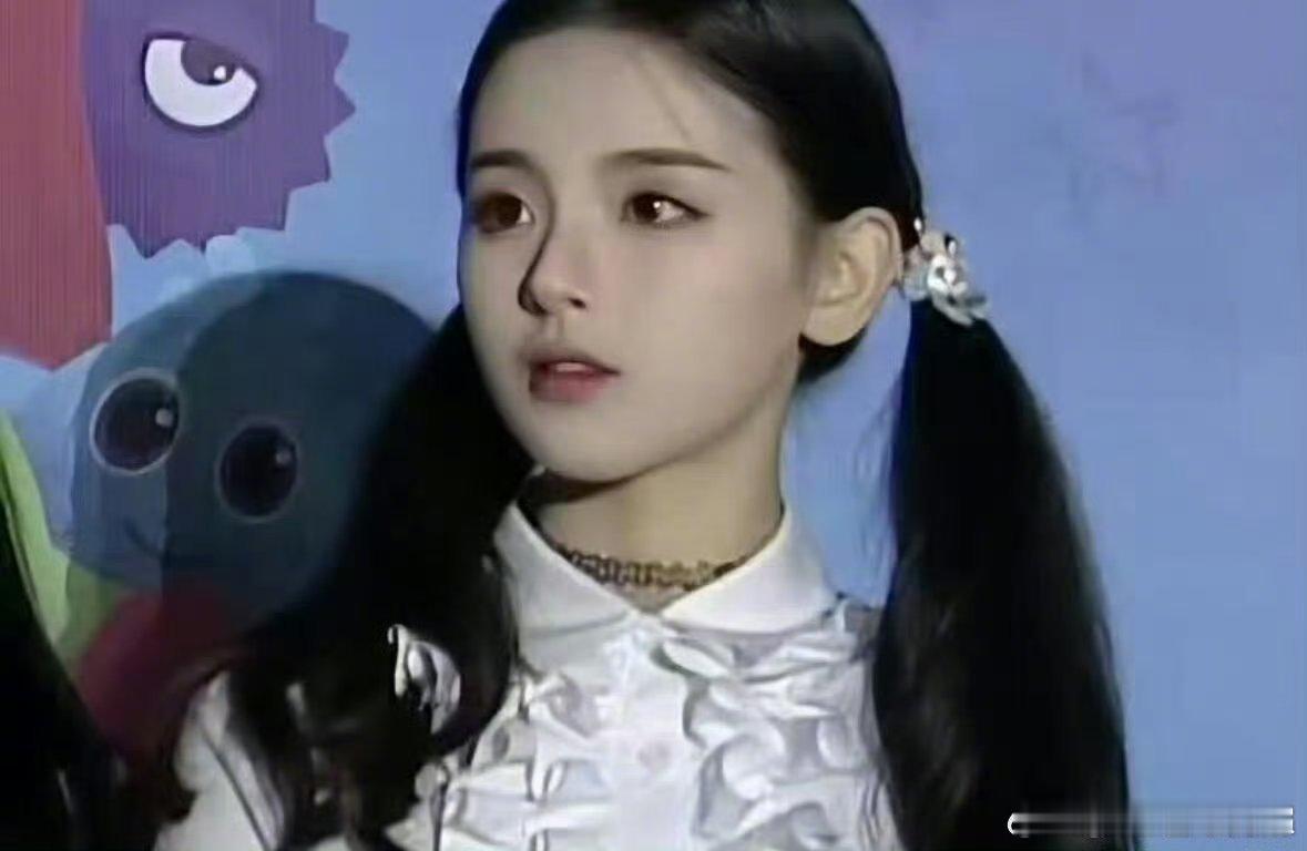 出道前早期的杨超越完全是兔塑天菜，大眼睛垂耳兔，是游戏人物捏脸也捏不到这种程度啊