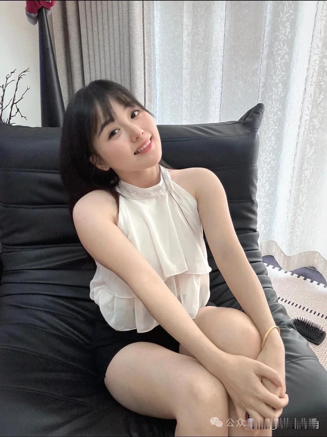 原来快乐根本不用找，答案就在这里，待在家就是我最大的快乐啦[吐舌头眯眼睛笑]幸福的小秘