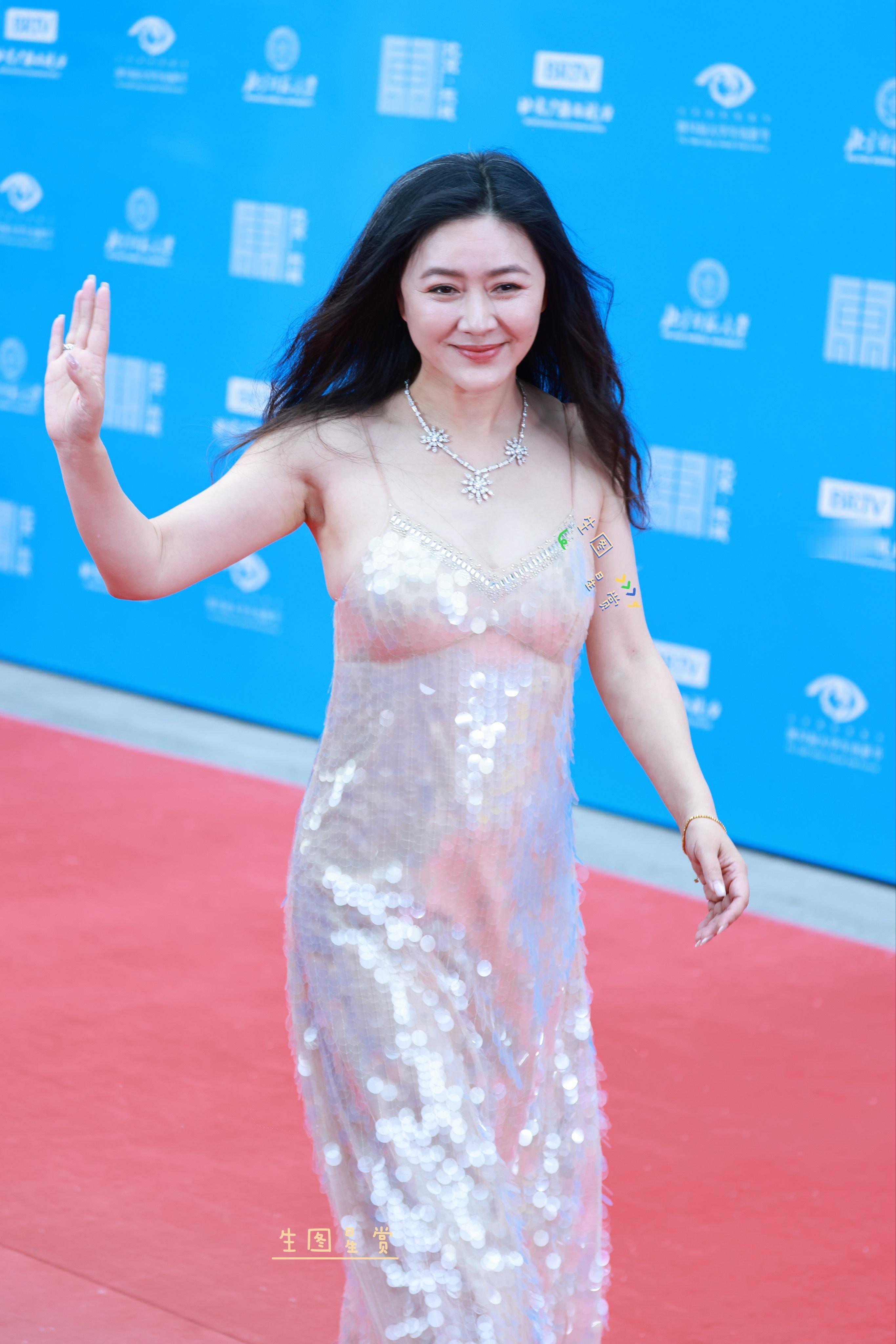 田海蓉亮相大学生电影节，红毯上一袭银色吊带鳞片裙风姿摇曳💃🏻✨​​​
