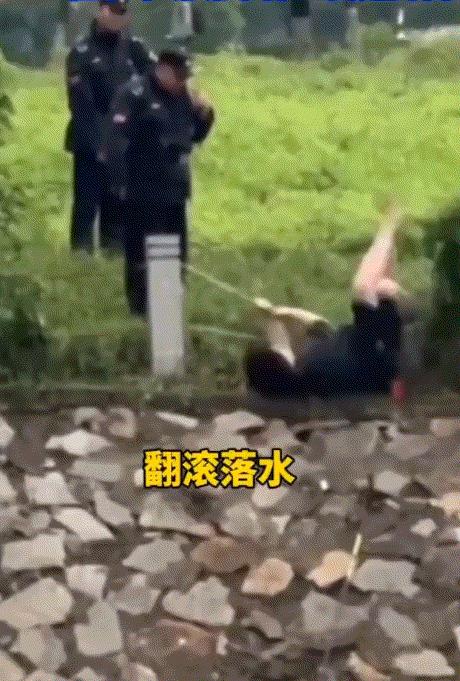 丢人丢大了。江苏南京，一大学生在校内钓鱼，期间一保安大叔见状后便上前制止，不料大