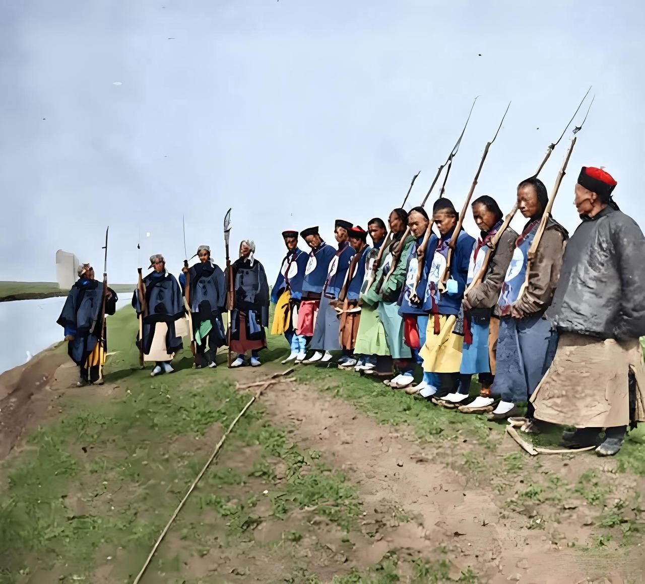 这是一张晚清时期山东地方乡勇的合影，镜头里的他们并非清廷正规军，只是地方临时招募