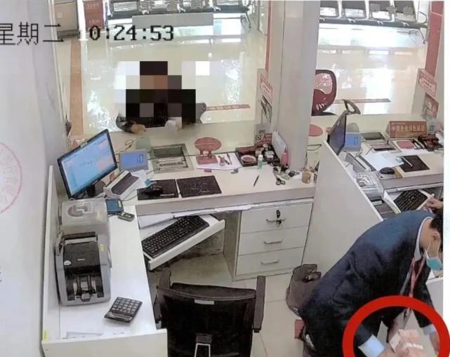 福建，男子到银行取款4万元，万万没想到，银行柜员竟然给了男子5扎，男子皱了一下眉