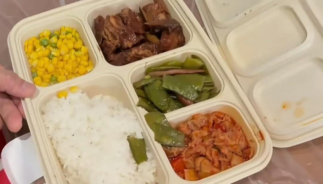 陈小春再登春晚，分享央视盒饭～​