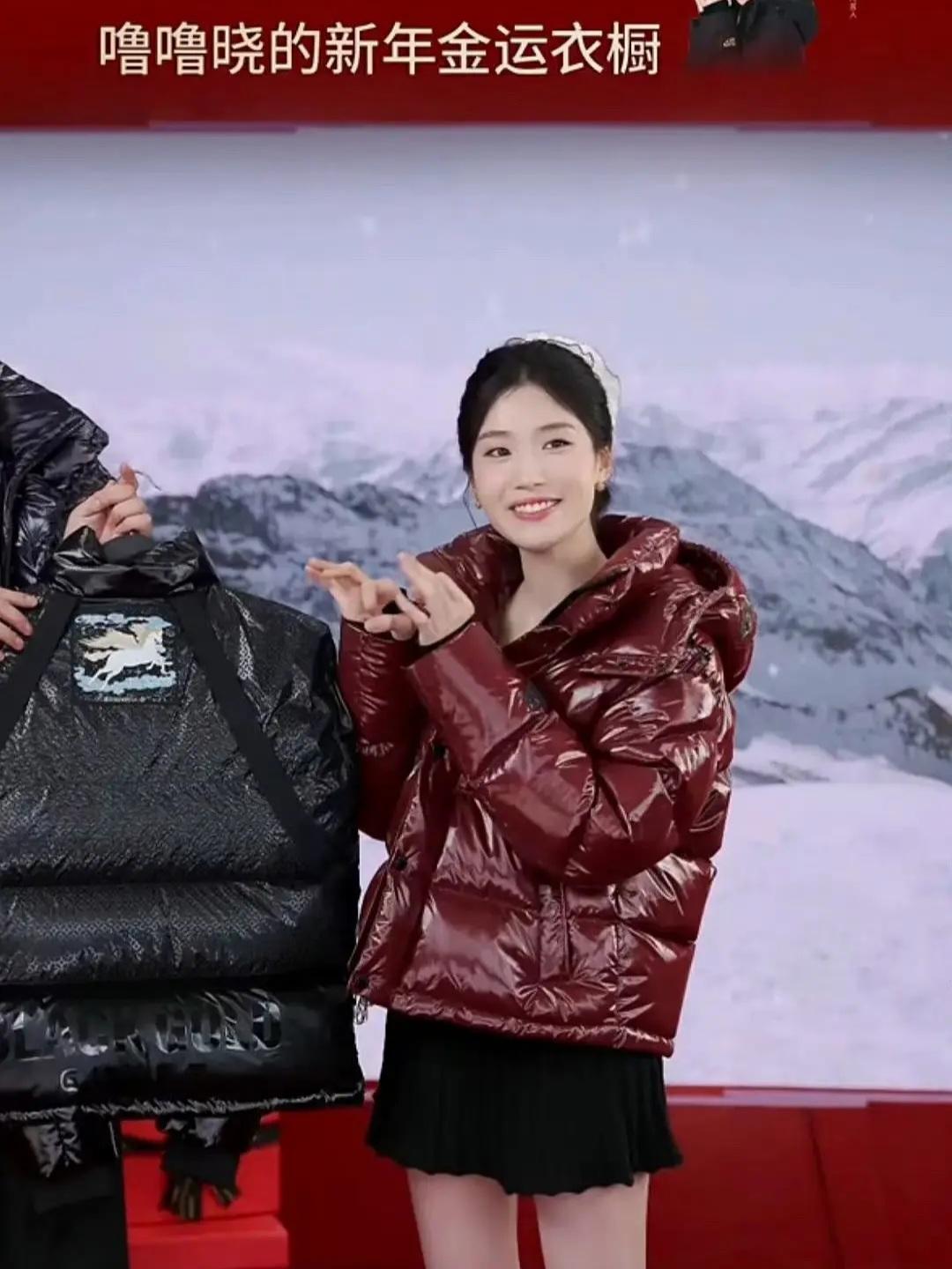 卢昱晓真的跟时尚没啥关系，当然也有衣服的原因！这一身衣服真的毫无搭配可言，品