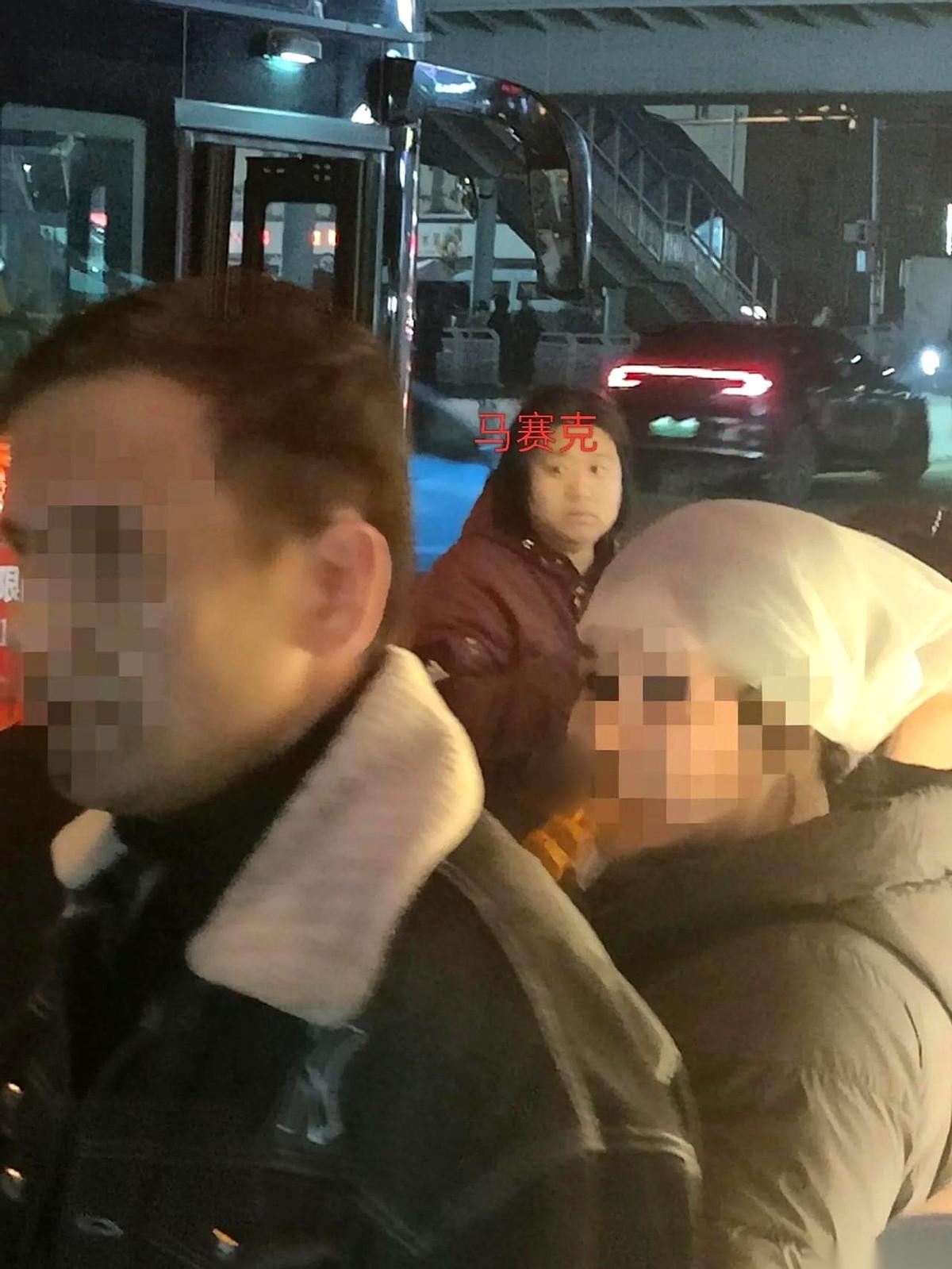 开口就要20块，说自己没带钱。我盯着她，没给。一转身，她就跑去买了个烤串儿。