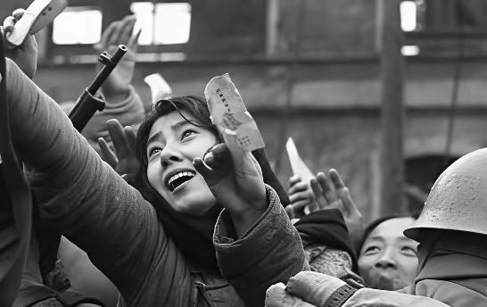 人神共愤！日军将女俘虏扒掉上衣练刺刀看到5个中国战俘中，竟然有一个赤裸着上