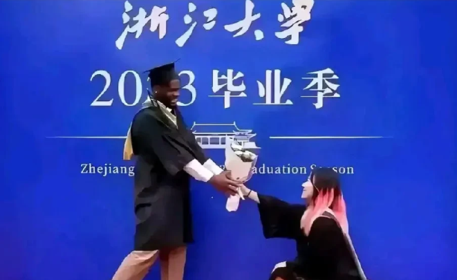 “我们为什么把最优质的教育资产给外国人，而自己的孩子拼了命地打破头？”这是我看到