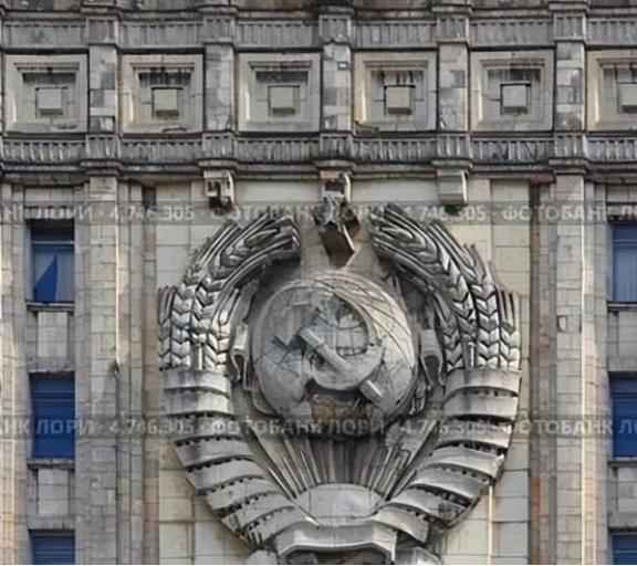 为什么俄罗斯外交部大楼上仍挂着苏联国徽？其实原因很简单，不是为了吓美国，而是不炸