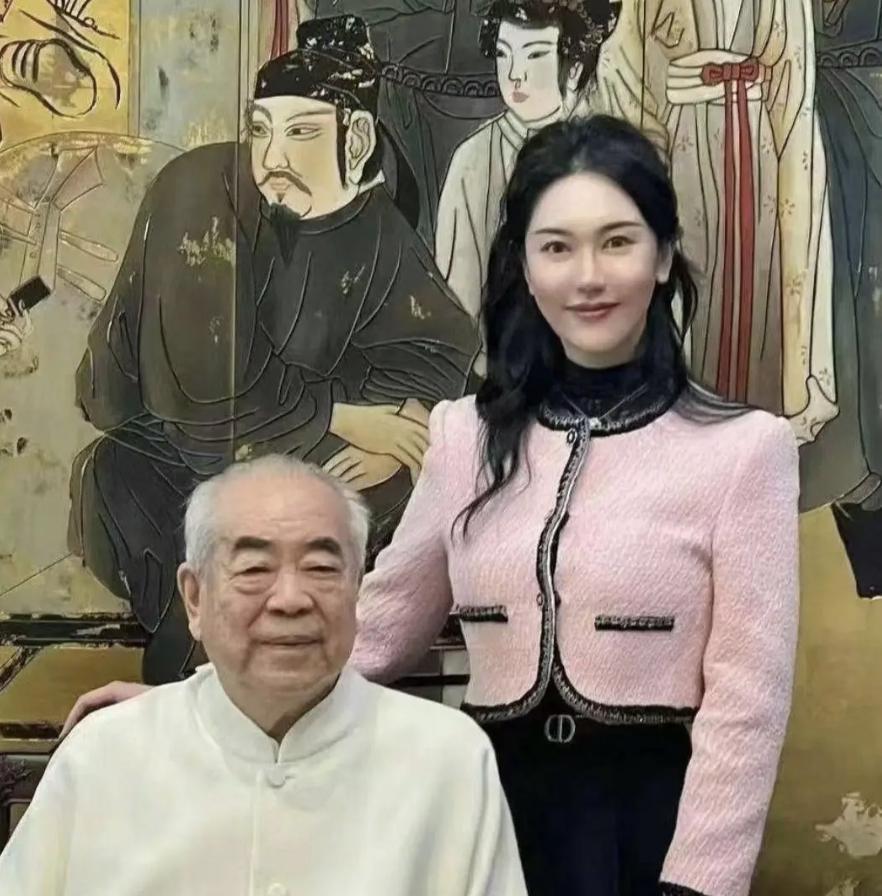 范曾这个事儿，亲生女儿范晓蕙现在看，是被逼到了墙角。两个继子，是第三任妻子的，改