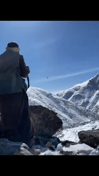 用机枪真的能将低空飞行的军用直升机击落吗？理论上是可以的。但是在现实中真的很