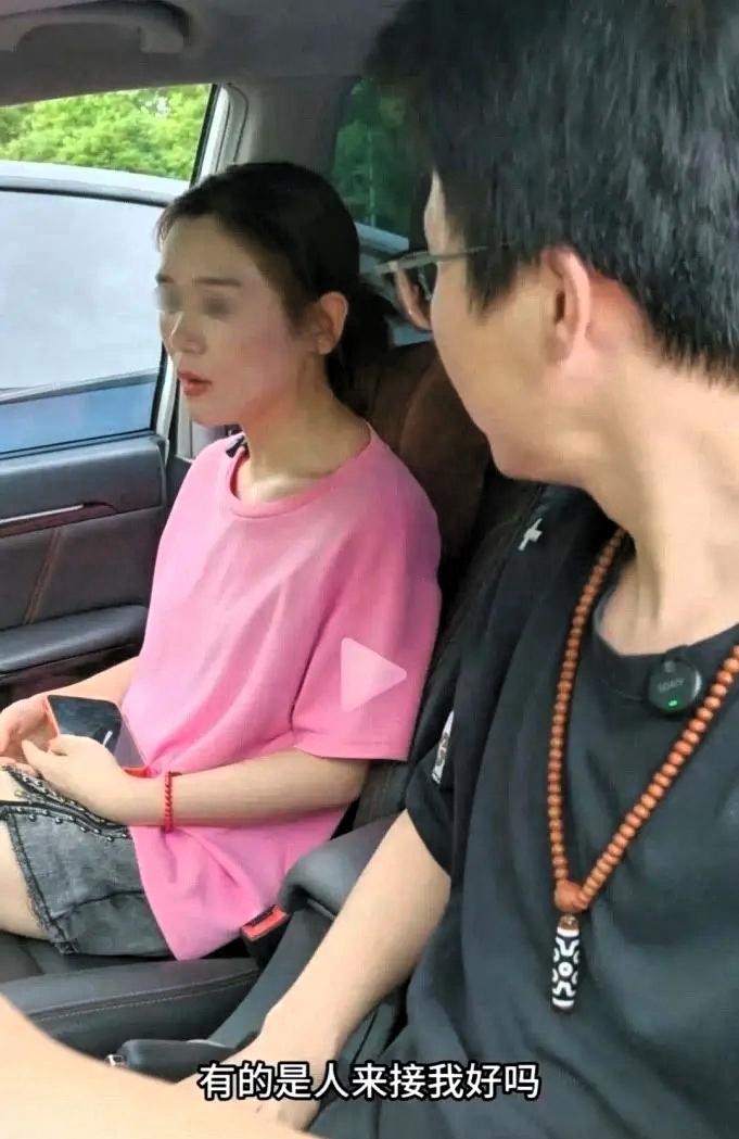 男子开着旧车接女友下班，她满脸嫌弃：你奔驰呢？同事都看见了开这破车真丢人！言语间