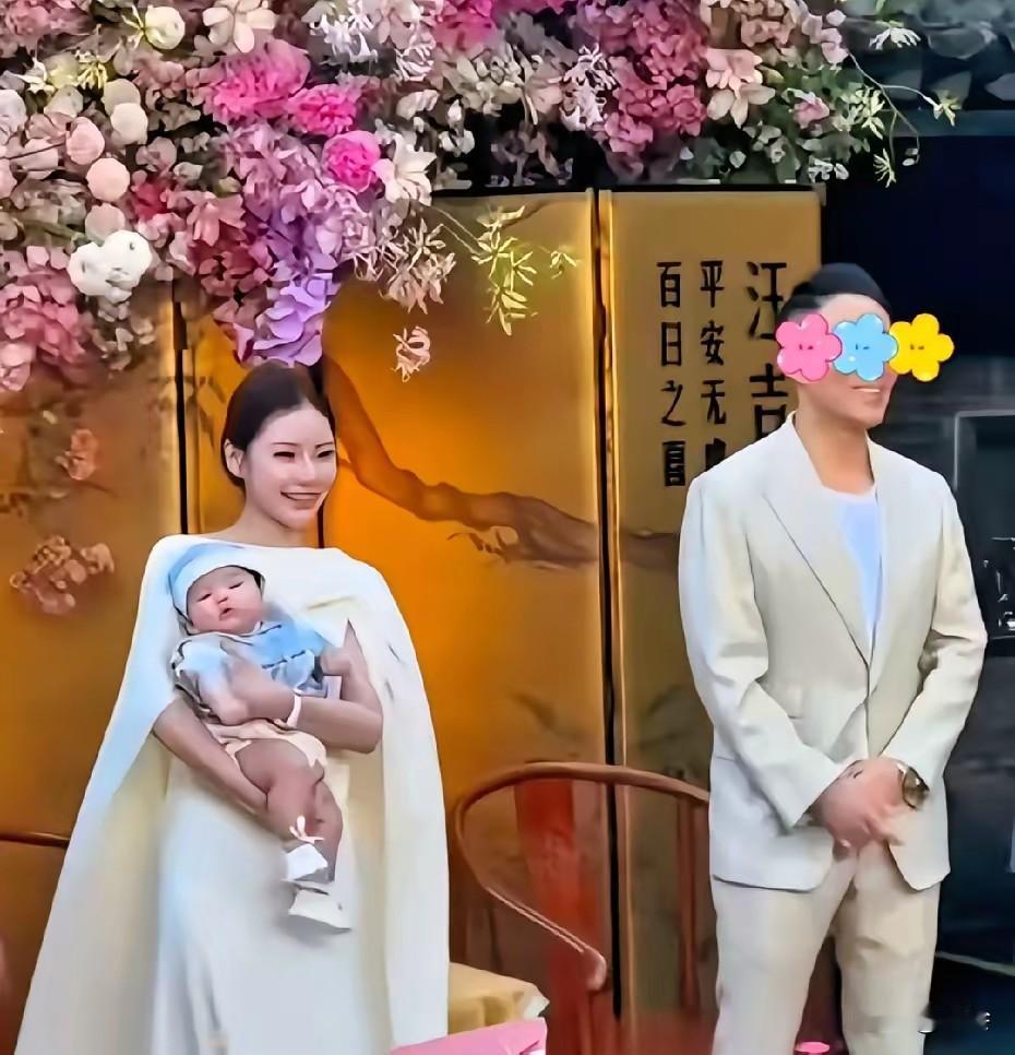 张兰在北京给小孙子办百日宴啦，排场拉满！粉色缎面中式礼服，奶奶这重视程度一目了然