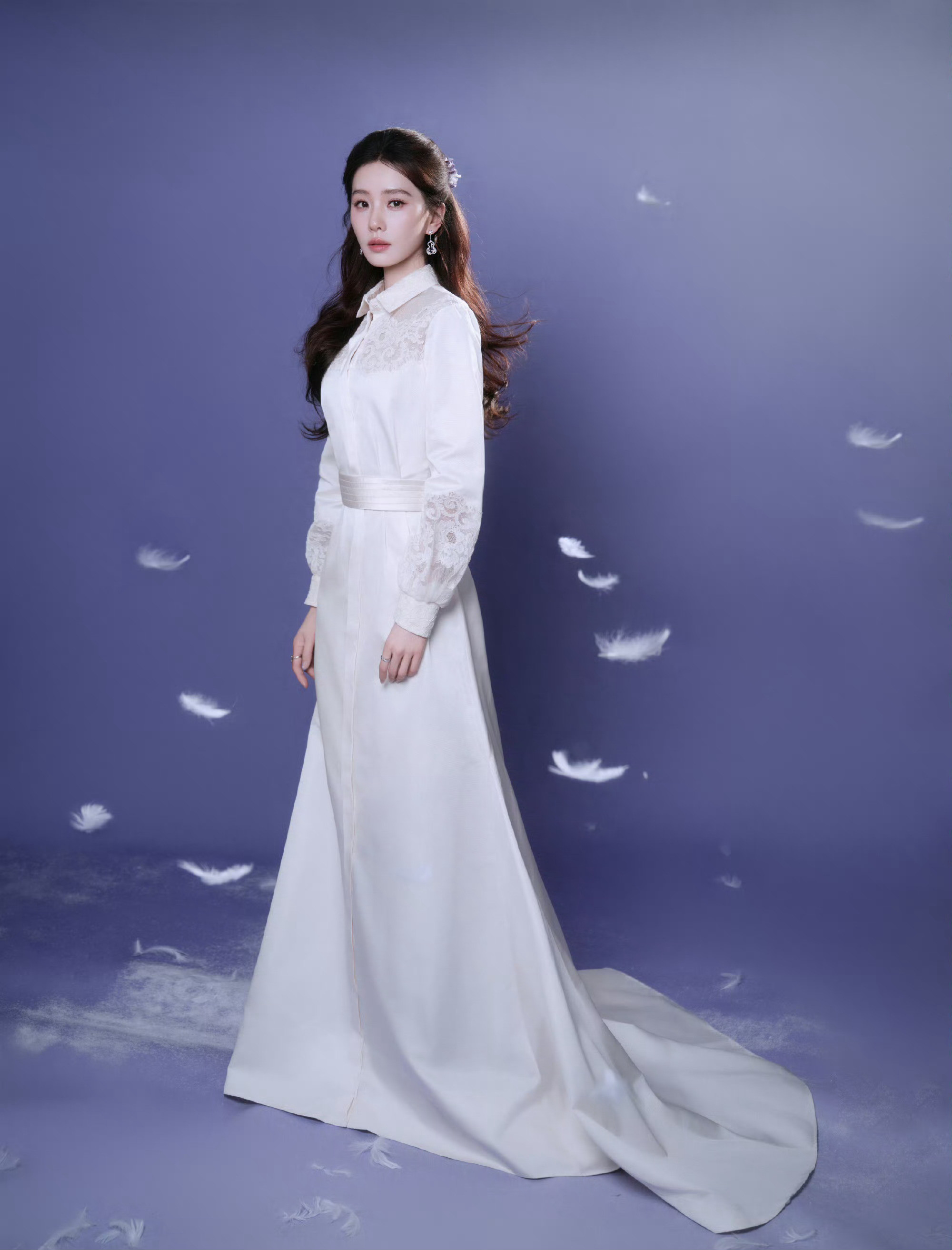 刘诗诗今日品牌活动造型，身着AlexisMabille白色高定长裙，佩戴Q