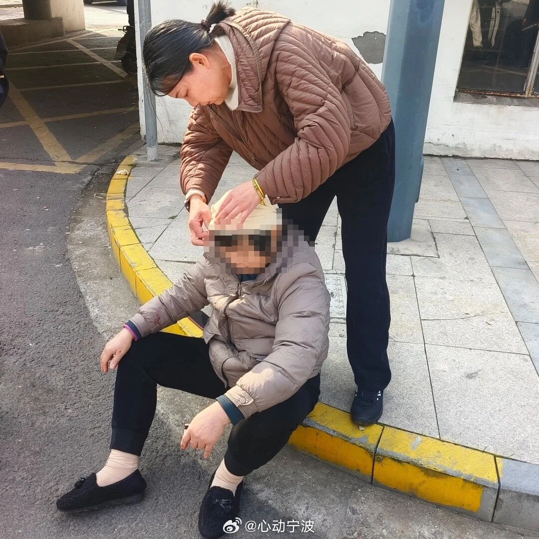 宁波余姚小姐姐车祸现场挺身而出救助伤者近日，宁波余姚马渚镇体彩销售员徐晶，在其
