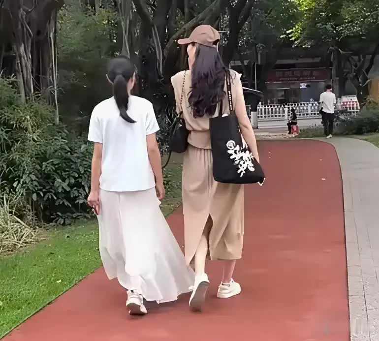 玥儿穿长裙太美了，关键是佝偻的背也挺直了，整个人看起来自信了好多。马筱梅这个后