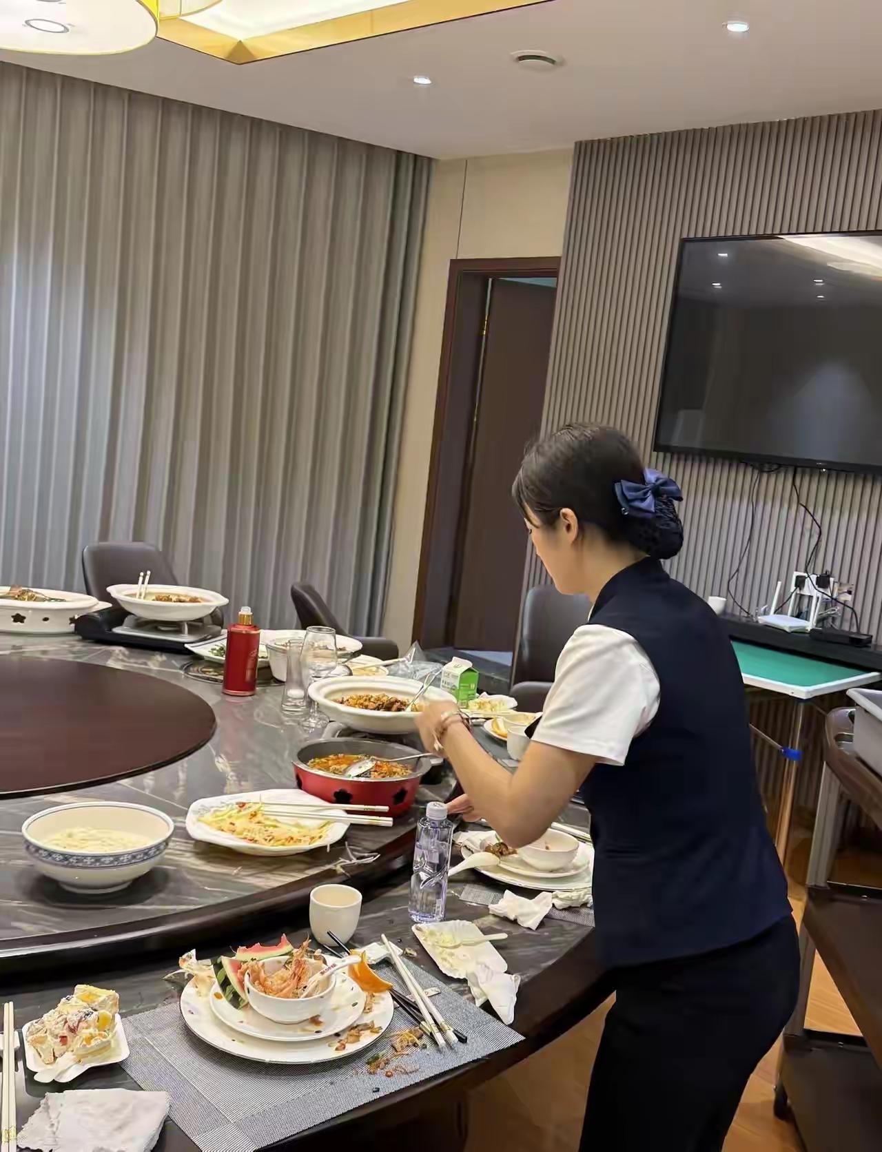 妹妹今年35岁，在一家酒店做服务员，一个月工资4000元！相亲处了了几个男朋友，