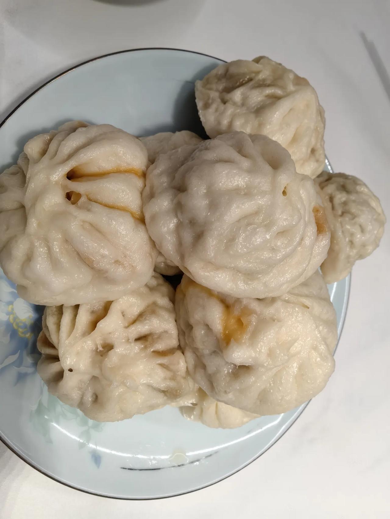 “十一”凌晨儿子从上海“千辛万苦”的回到了宁波，回家过个节真不容易