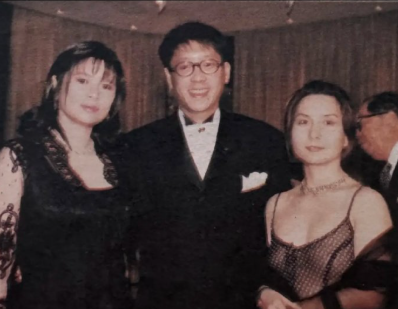 那时何超琼和许晋亨都是一起出席宴会，两个真的很般配，看看何超霞穿吊带裙，何超琼的